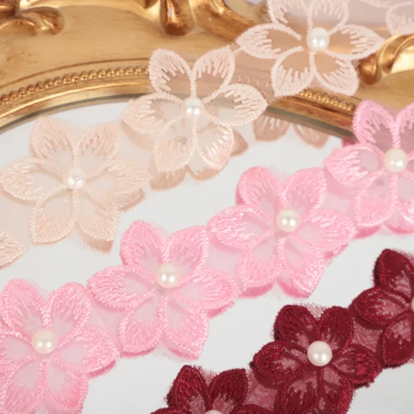 Bordo in pizzo ricamato con perline e motivo floreale su chiffon.