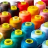 H1a5ee8cdb78440cea912926501e0e4b8F 40/2 100% Polyester Sewing Thread with High Strength 65 Colors Dyed Spun Yarn for Garments