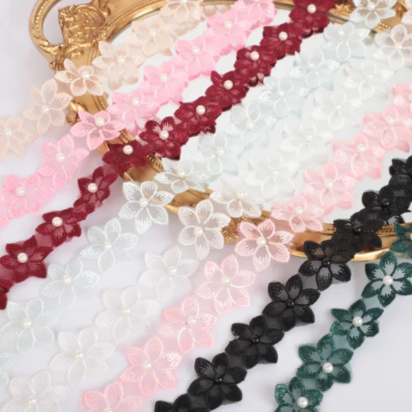 Bordo in pizzo ricamato con perline e motivo floreale su chiffon.