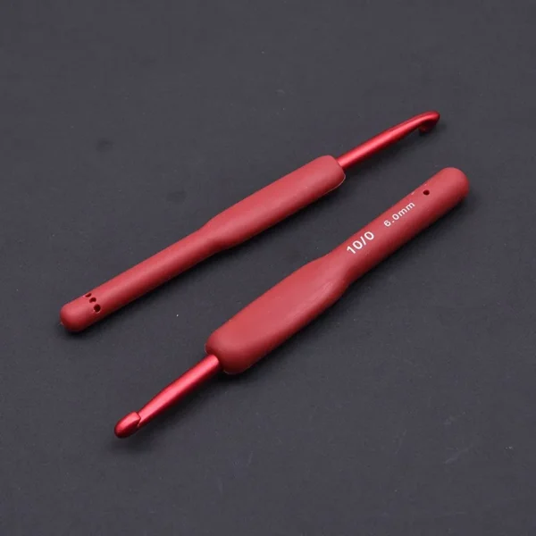 Rote, quadratische Häkelnadeln aus Aluminium mit TPR-Silikongriff zum Weben, Stricken, Flechten und Stricken. Handgefertigtes Werkzeug.