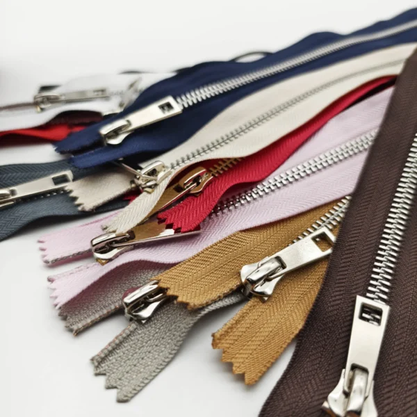 Factory Wholesale Custom 3# 5# Brass Gold Teeth Open-end Eco-Friendly Auto Lock High Quality Custom Logo Metal Zipper Clothes