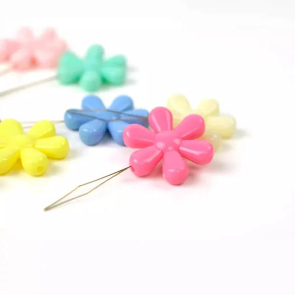 Kit de herramientas de costura a mano de estilo suave, colorido y fácil de usar, con enhebrador de agujas de plástico al por mayor y forma de flor.