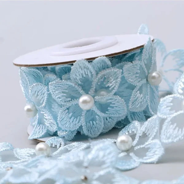 Bordo in pizzo ricamato con perline e motivo floreale su chiffon.